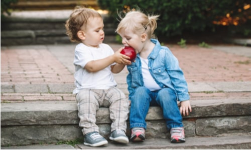 7 Top Tips For Encouraging Your Toddler To Share food